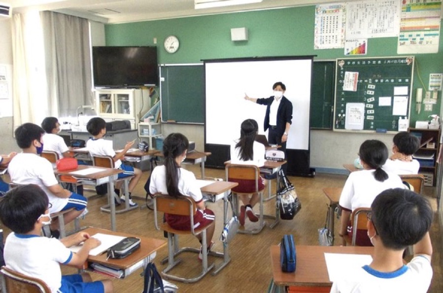 小学校 高学年の講演・研修の様子